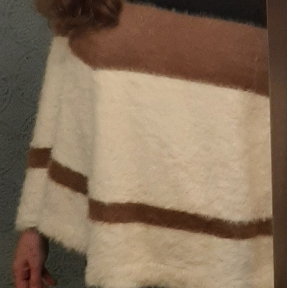 ANN TAYLOR MED/ LARGE TRI COLOR SOFT FAUX FUR PANCHO GORGEOUS  NEW - Picture 1 of 6